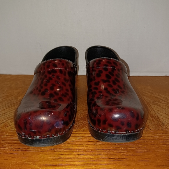Dansko Black And Pink Leopard/cheetah Print Clogs Size 39. Gently used in good c - Picture 5 of 9